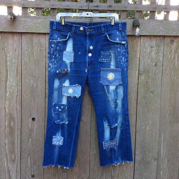 VINTAGE LEVI’S DISTRESSED PRAIRIE JEANS! SZ L